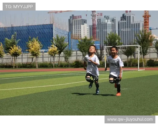 《踢出精彩人生：体验足球世界的热血与挑战》